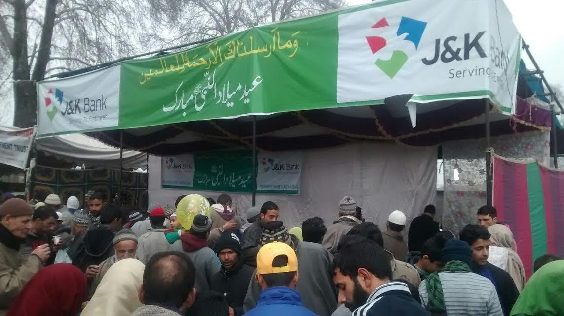 J&K Bank serves refreshment to devotees at Hazratbal